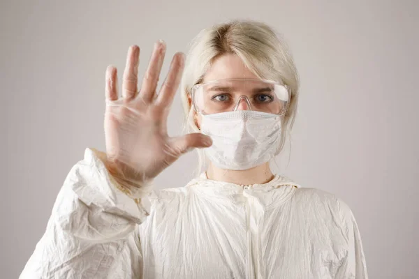 一名身穿防护服 戴口罩和戴眼镜的女孩 以保护健康 防止感染病毒 流行病和传染病 新Covid 电晕病毒大流行的概念 停止这种病毒 — 图库照片