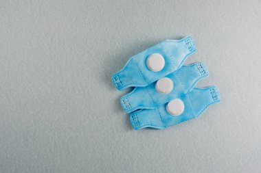 Açık mavi arka planda koruyucu solunum cihazları. Virüs koruma konsepti. Virüsün yayılmasını ve salgın COVID-19 'un yayılmasını önlemek. Kişisel koruma ekipmanları.