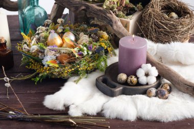 Paskalya 'da mumlar ve paskalya süslemeleri vardı. Paskalya tatili konsepti.