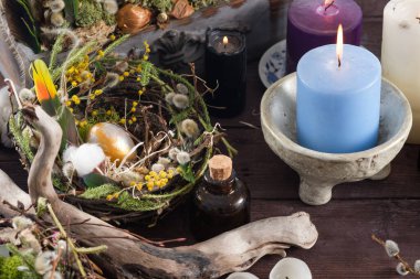 Paskalya 'da mumlar ve paskalya süslemeleri vardı. Paskalya tatili konsepti.