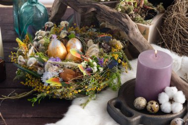 Paskalya 'da mumlar ve paskalya süslemeleri vardı. Paskalya tatili konsepti.