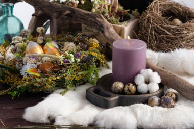 Paskalya 'da mumlar ve paskalya süslemeleri vardı. Paskalya tatili konsepti.