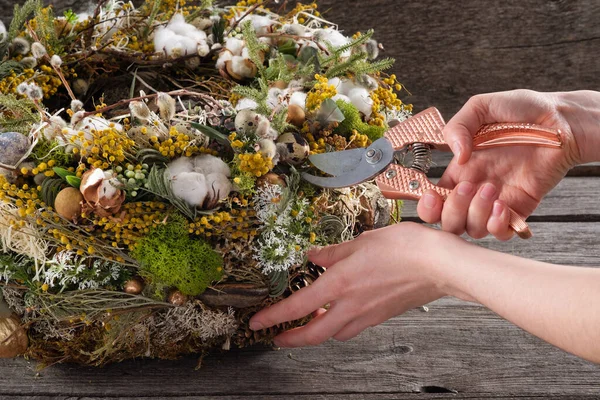 Toorn Van Gedroogde Twijgen Bloemen Een Houten Achtergrond Natuurlijke Decoratie — Stockfoto