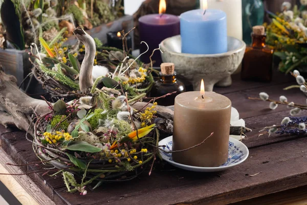 Paskalya 'da mumlar ve paskalya süslemeleri vardı. Paskalya tatili konsepti.