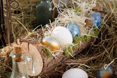 Paskalya süsleriyle dolu bir hayat. Paskalya tatili konsepti.