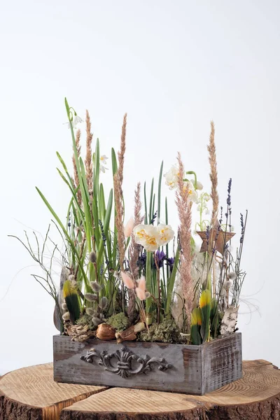 Schöne Blumenarrangements Für Den Frühling Getrocknete Blumen Und Frische Blumen — Stockfoto