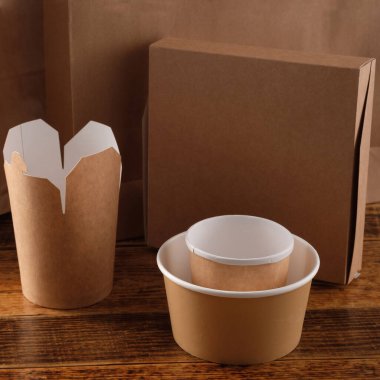 Sokak fast food bardakları, tabaklar ve konteynırlar. Ahşap arka planda çevre dostu gıda ambalajı. Uzayı kopyala Doğanın taşınması ve geri dönüşüm kavramı.