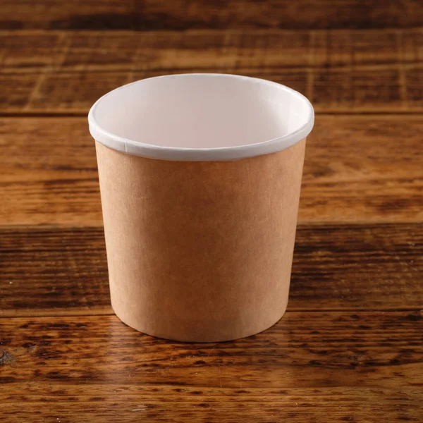 Μεγάλο Καφέ Χάρτινο Κύπελλο Απομονωμένο Ξύλινο Φόντο Οικολογική Συσκευασία Αναλώσιμων — Φωτογραφία Αρχείου