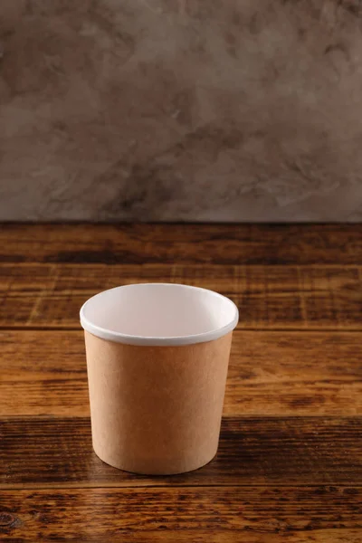 Grande Tazza Carta Marrone Isolato Sfondo Legno Imballaggio Alimentare Monouso — Foto Stock