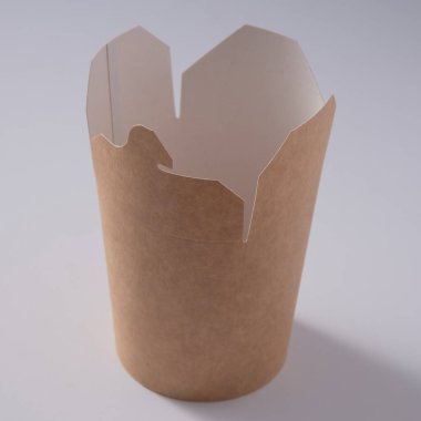 Beyaz arka planda büyük kahverengi kağıt konteynır. Çevre dostu tek kullanımlık yiyecek ambalajı. Doğa ve geri dönüşüm kavramının korunması.