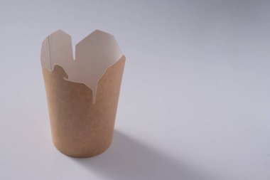 Beyaz arka planda büyük kahverengi kağıt konteynır. Çevre dostu tek kullanımlık yiyecek ambalajı. Doğa ve geri dönüşüm kavramının korunması.