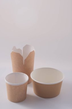 Sokak fast food bardakları, tabaklar ve konteynırlar. Beyaz arka planda çevre dostu gıda ambalajı. Uzayı kopyala Doğanın taşınması ve geri dönüşüm kavramı.