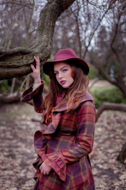 Sabah yürüyüşe evini Gölü, zarafet ve zerafet yakınındaki İngiliz aristokrat. retro tarzı bir profesyonel makyaj ve parlak ruj, duygular, vintage şapka, Bordo renk