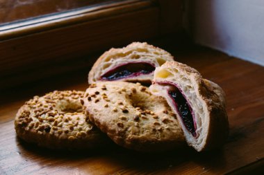 Çilek reçeli, closeup pişirme ile kruvasan