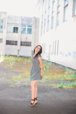 Siyah ve beyaz elbise ve topuklu seksi esmer ince kız kısa poz elimden