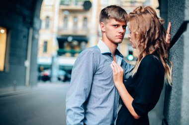 moda aşk hikayesi güzel genç kadın ve beyaz adam modeli sarışın, ayakta poz, mükemmel makyaj ve saç, siyah elbise, Klasik takım, poz, rötuş, vintage renkler ile