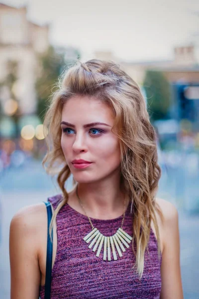 Porträt einer schönen blonden kaukasischen jungen Frau. Sexy. ideal professionelles Haar und Make-up. Retusche, selektiver Fokus — Stockfoto