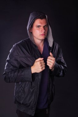 Cidden güçlü bakışı yaşandığı başını içinde yakışıklı seksi erkek portre Studio izole, kameraya, seyir döndü