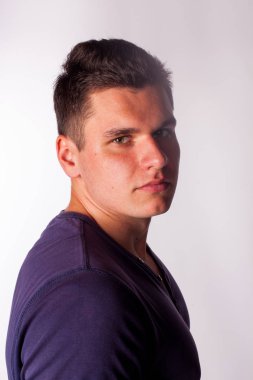 Cidden güçlü bakışı yaşandığı başını içinde yakışıklı seksi erkek portre Studio izole, kameraya, seyir döndü