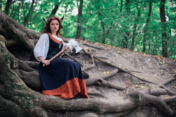 Porträt einer charmanten jungen rothaarigen Prinzessin mit Kuhhörnern. Kuh im Zauberwald, Fantasie, Märchen — Stockfoto