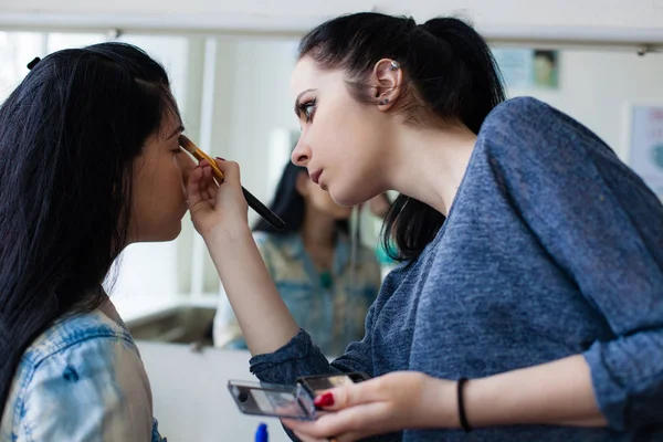 Backstage scène: professionele Visagist doen glamour model make-up op het werk in de buurt van de spiegel — Stockfoto