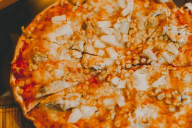 Tablo üzerinde iki lezzetli sıcak dilimlenmiş pizza Salam ile rustik pizza, kopya alanı ile mozzarella fesleğen üst görünümü. Domates ve zeytin ile cam masada iki pizza