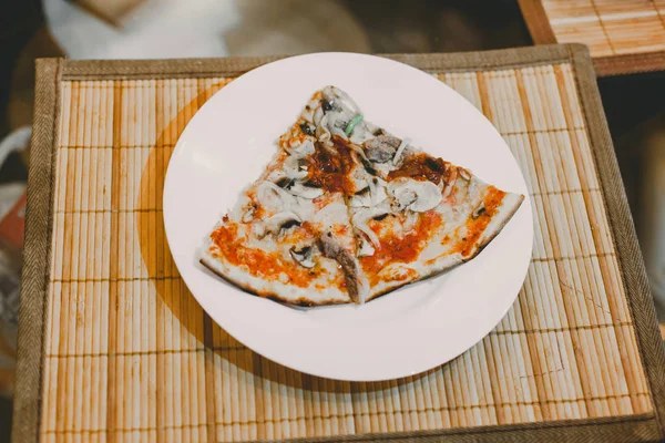 Twee heerlijke hete gesneden pizza's op de tafel rustieke pizza met salami, mozzarella basilicum bovenaanzicht met kopieerruimte. Twee pizza's op een glazen tafel met tomaten en olijven — Stockfoto