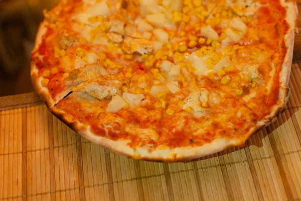 Dvě delikátní pizzy z rozřezků na stole rustikální Pizza se salámem, s mozzarellou bazalka s prostorem pro kopírování. Dvě pizzy na skleněném stole s rajčaty a olivami — Stock fotografie