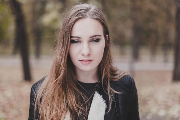 Porträt einer schönen blonden jungen kaukasischen Frau in einer schwarzen Pelzjacke kalten Herbstfrühling. Nahaufnahme, Vintage cremigen gelben Farben — Stockfoto