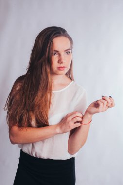 Güzel ince sarışın beyaz genç kadın genç kız, Bahar ruh, stüdyo portre izole poz bir ince bluz ve siyah mini etek, office bak, yüksek moda beyaz arka plan üzerinde