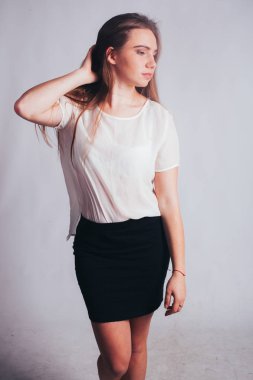 Güzel ince sarışın beyaz genç kadın genç kız, Bahar ruh, stüdyo portre izole poz bir ince bluz ve siyah mini etek, office bak, yüksek moda beyaz arka plan üzerinde