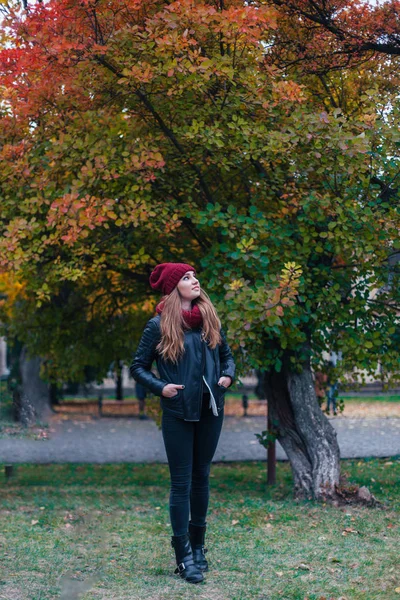 Portret mode van een mooie blonde jonge Kaukasische vrouw koude herfst uitjes lente. herfst park, rood groen geel drieën. In een Bourgondische cap en een sjaal. Beschaamd, dromerige mooi meisje — Stockfoto