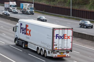 FedEx kamyon otoyollar üzerindeki