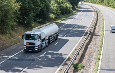 Karayolu taşıma - beyaz Sarnıcı kamyon