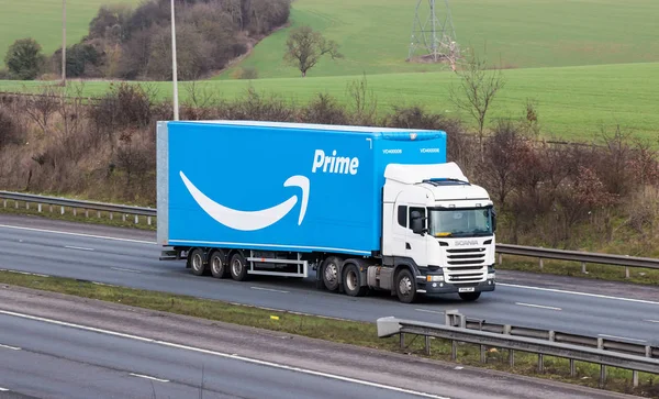 Blauer amazon truck in bewegung auf der britischen autobahn m1 — Stockfoto