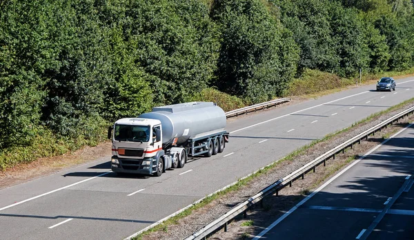 Transporte por carretera - camión cisterna blanco —  Fotos de Stock