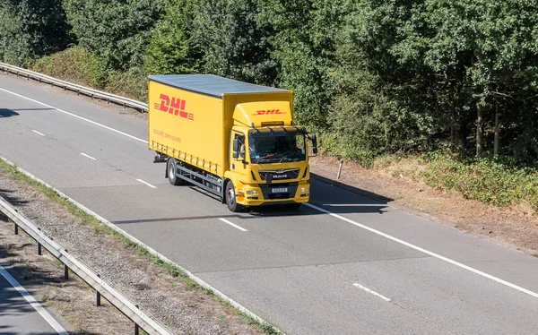 Camión DHL en movimiento en la carretera —  Fotos de Stock