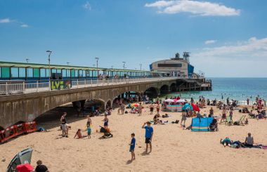 Bournemouth, güneşli bir yaz Pier eğlenceleri