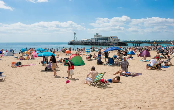 Dia ensolarado na praia Bournemouth — Fotografia de Stock