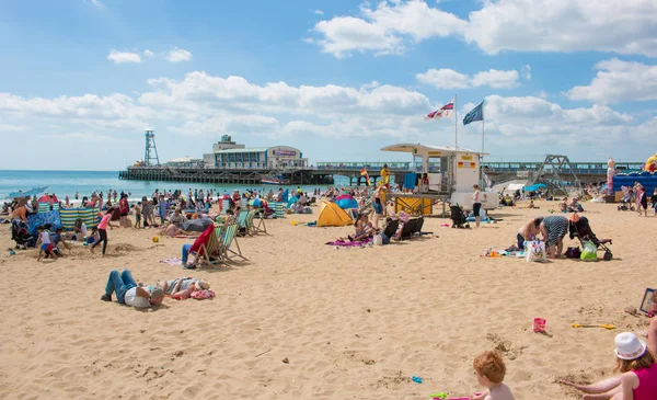 Día soleado en la playa de Bournemouth — Foto de Stock