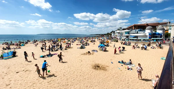 Día soleado en la playa de Bournemouth — Foto de Stock