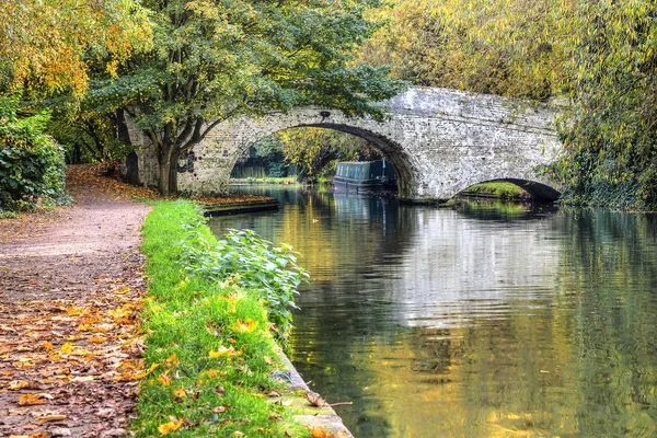 Britische Landschaft. alte Brücke am Kanal — Stockfoto