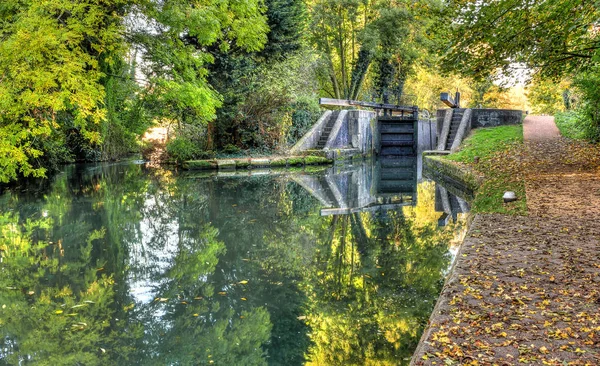 Alte Schleuse am Kanal. hdr Bild — Stockfoto