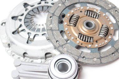 Beyaz arka plan üzerinde yeni debriyaj takımı