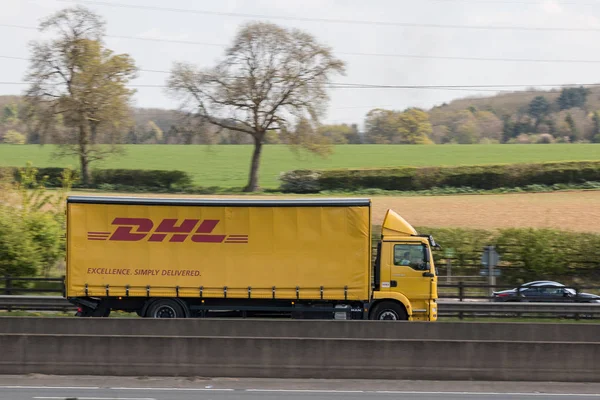 Camión DHL en la autopista —  Fotos de Stock