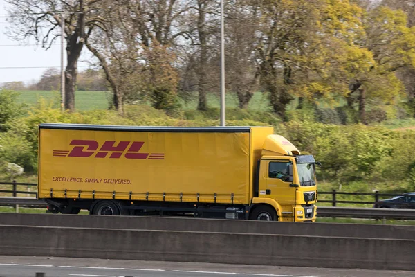 Camión DHL en la autopista —  Fotos de Stock
