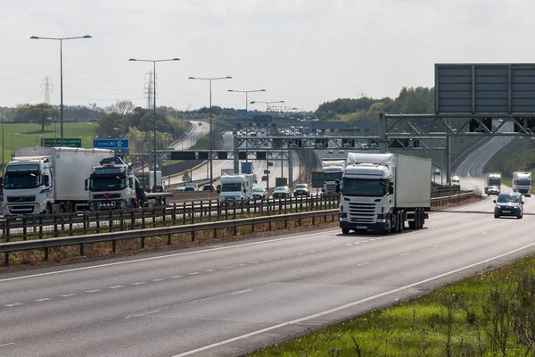 Tráfico en la autopista británica M1 —  Fotos de Stock
