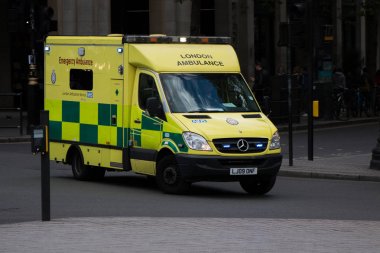 Ambulans hareket Londra'da sokakta