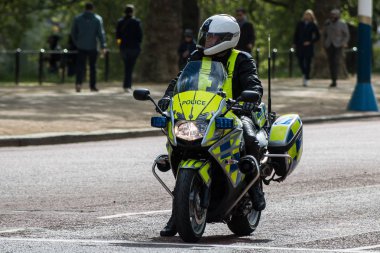 Polis Londra'nın motosiklet üzerinde
