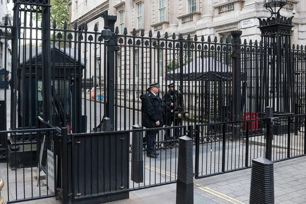 Londoner Polizei auf der Abschussstraße 10 — Stockfoto